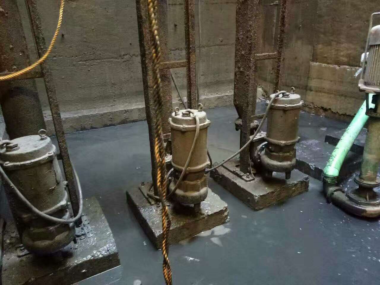 崇川污水池清理