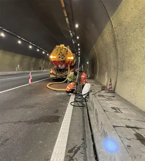 崇川隧道排水渠清淤